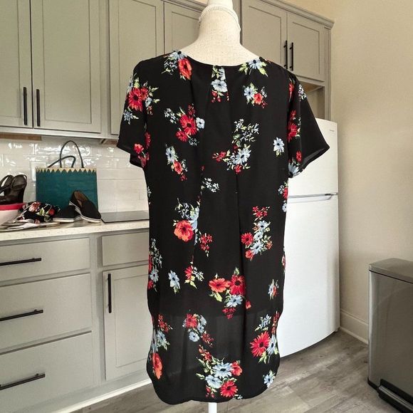 Chelsea & Theodore Flowing Floral Print Top for Career and Casual Size Medium - Picture 4 of 7